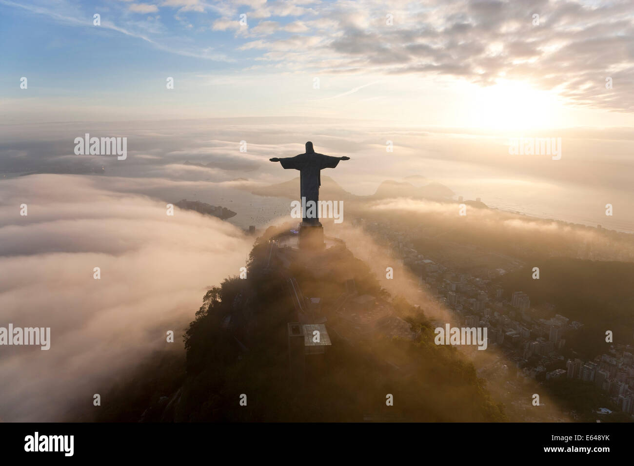 La gigantesca estatua Art Decó conocido como Jesús el Cristo Redentor (Cristo Redentor) en la montaña de Corcovado en Río de Janeiro, Brasil. Foto de stock