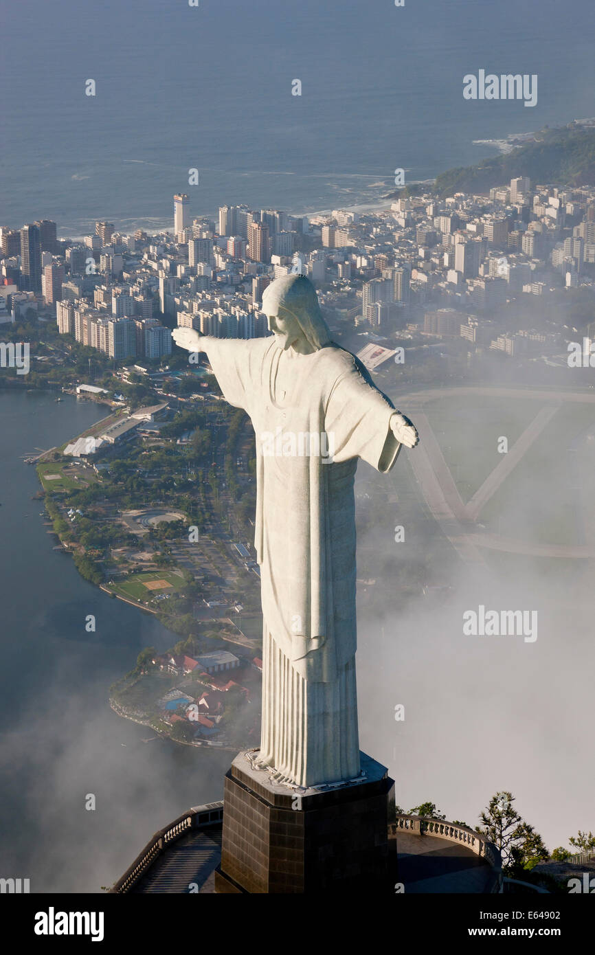 La gigantesca estatua Art Decó conocido como Jesús el Cristo Redentor (Cristo Redentor) en la montaña de Corcovado en Río de Janeiro, Brasil. Foto de stock