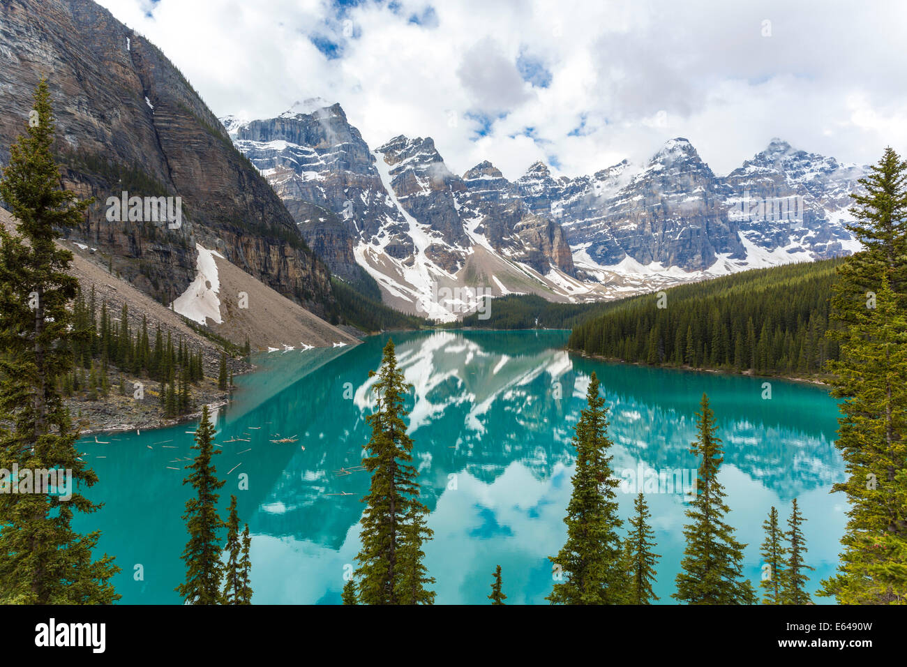 El lago Moraine y el Valle de los Diez Picos, Parque Nacional de Banff, Alberta, Canadá Foto de stock
