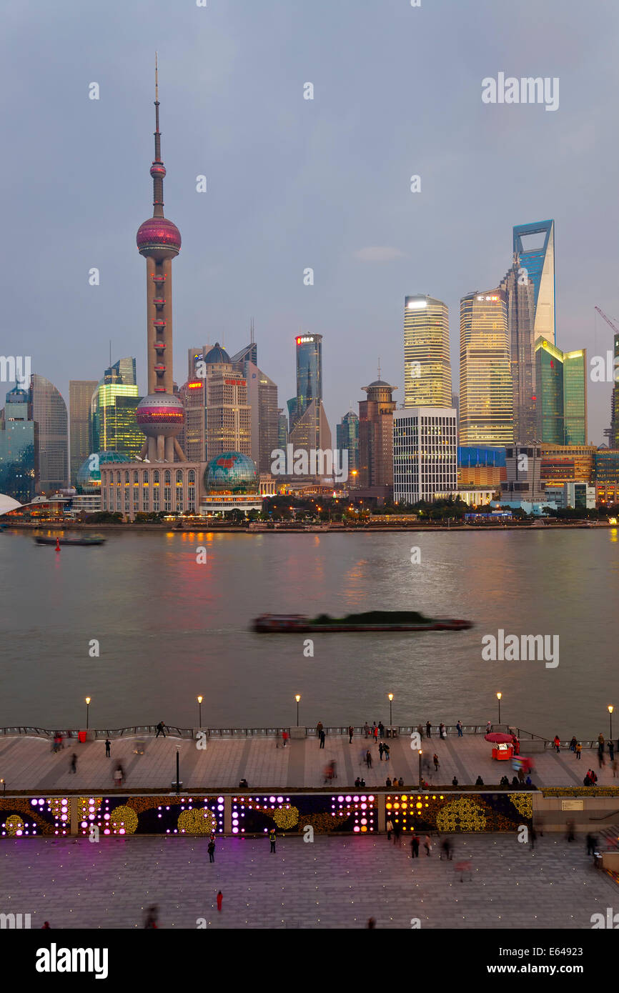Las barcazas y al atardecer, el horizonte de Pudong, Shanghai, China Foto de stock