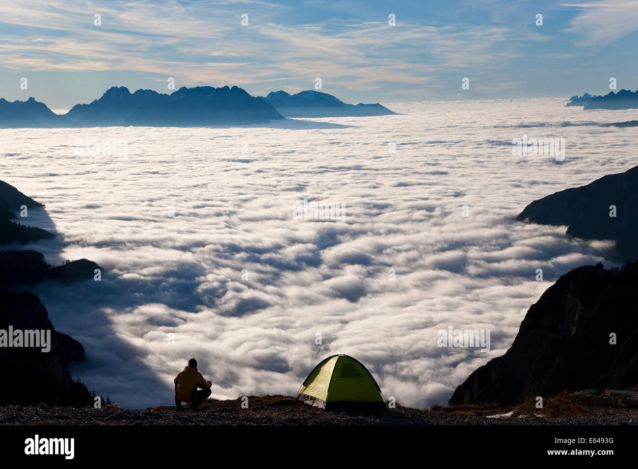 Camping por encima de las nubes al amanecer, los Dolomitas, Italia Foto de stock