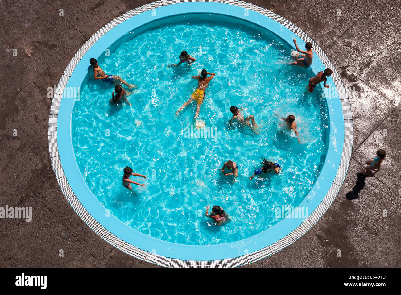 Piscina exterior, Camara de Lobos, Madeira, Portugal Foto de stock