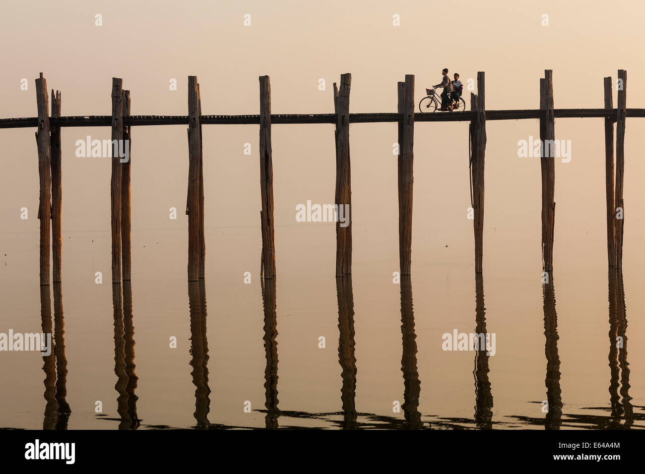 Puente de teca U Bein al amanecer, Mandalay, Myanmar Foto de stock