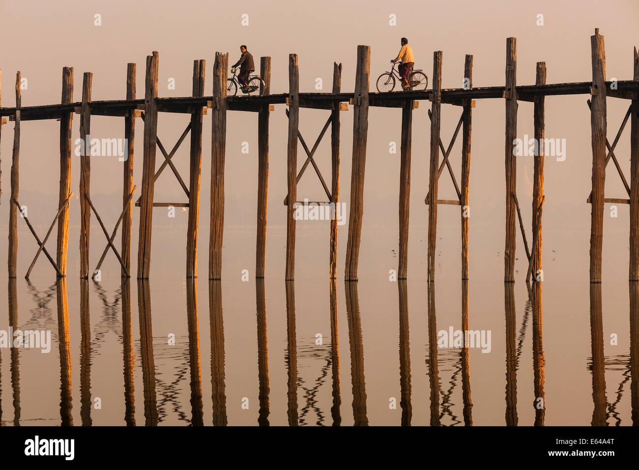 Puente de teca U Bein al amanecer, Mandalay, Myanmar Foto de stock