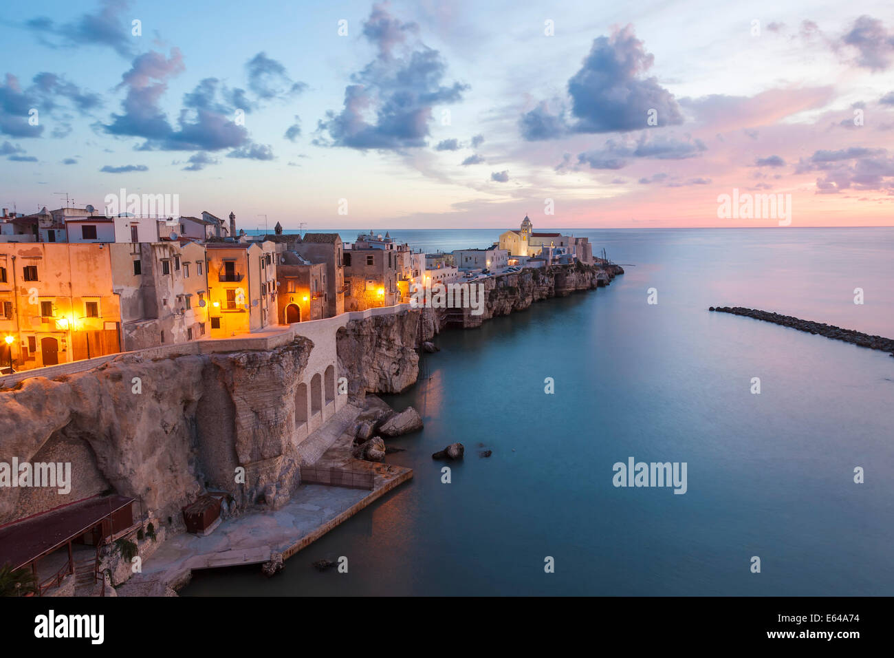 La ciudad con la iglesia de San Francesco, Vieste, Gargano, distrito de Foggia, Puglia, Puglia, Italia Foto de stock