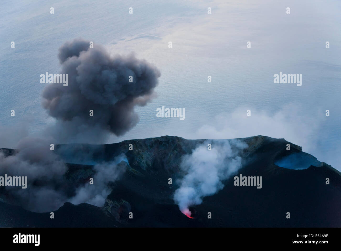 Erupción volcánica con humo negro, volcán Stromboli, Stromboli, la isla de las Islas Eolias, en Sicilia, Sur de Italia, Italia, Foto de stock
