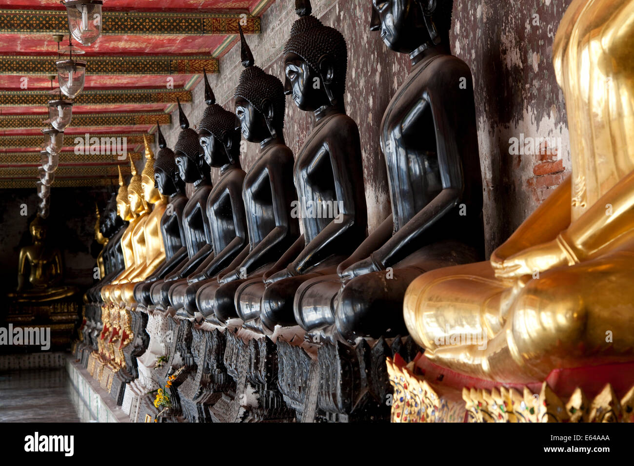 Galería de Budas en Wat Suthat o Wat Suthat Thepwararam, Bangkok, Tailandia Foto de stock