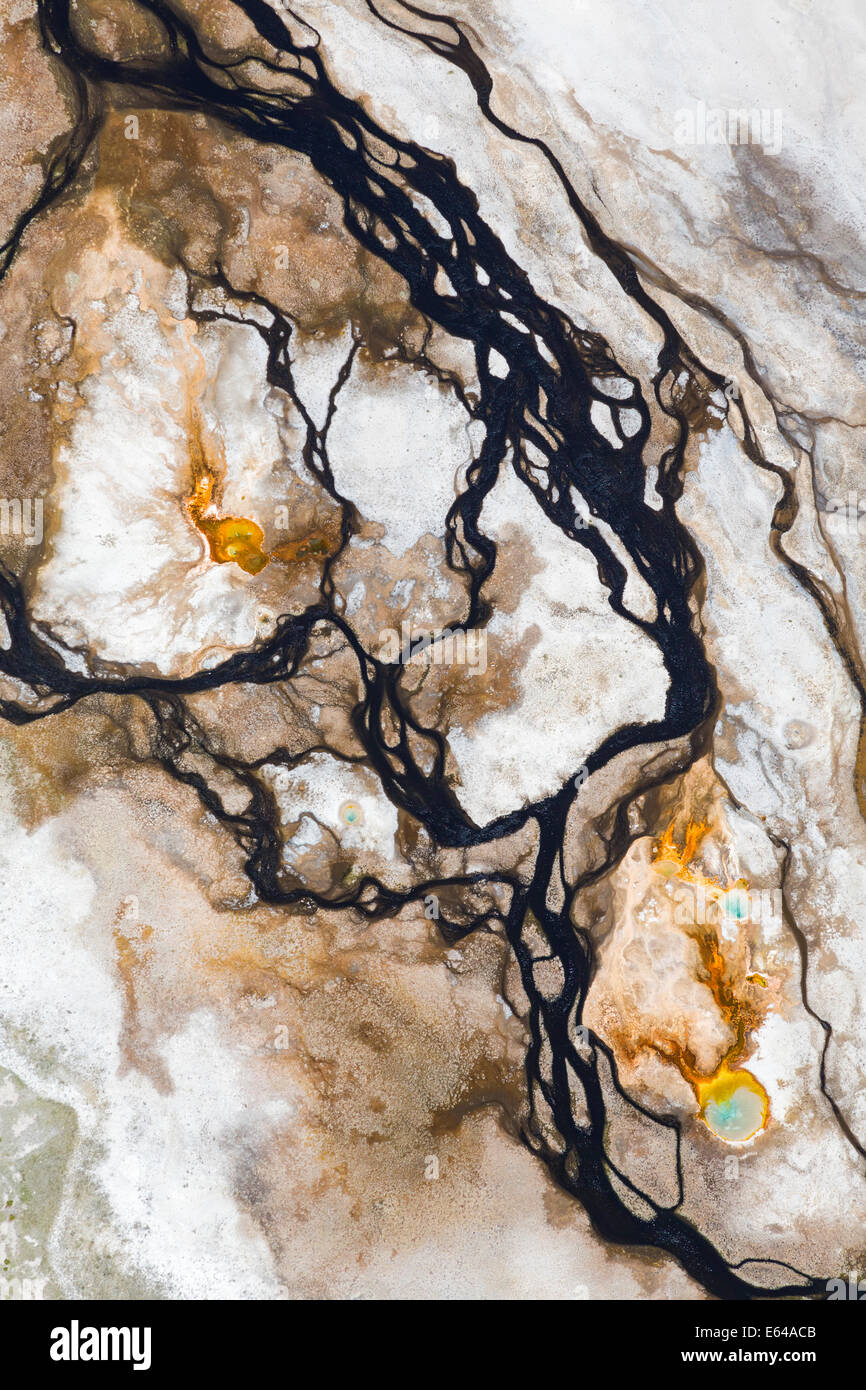 Agua de manantial caliente y patrones desde el aire, el Parque Nacional Yellowstone, Wyoming, EE.UU. Foto de stock
