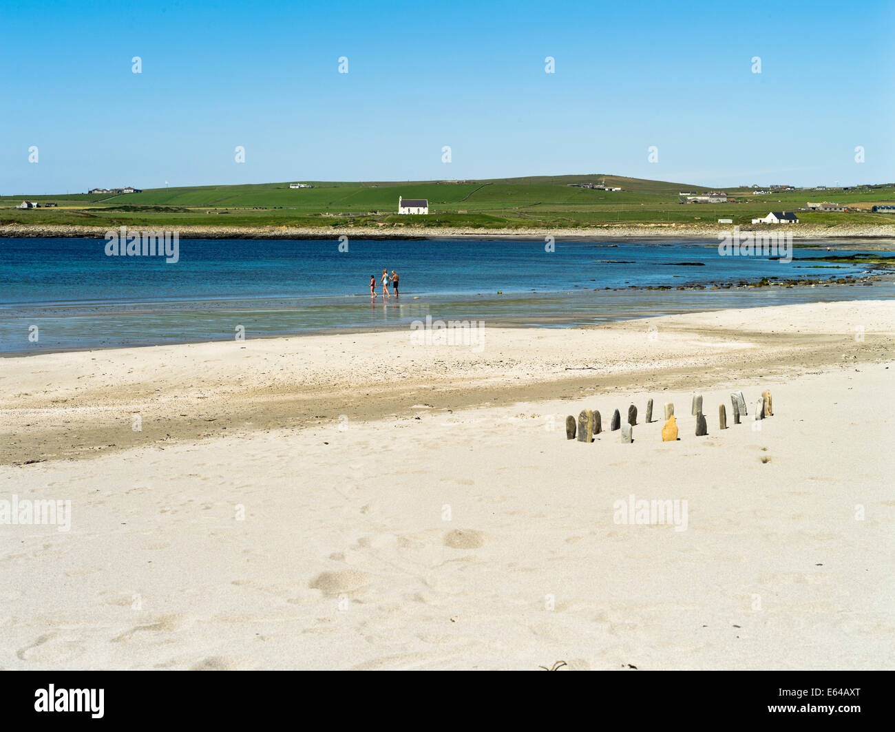 Dh Bahía de Skaill SANDWICK ORKNEY Standing Stones niños en la playa de arena de Escocia Foto de stock