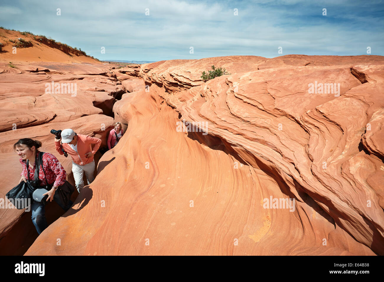 Turistas caminando desde el Cañón del Antelope inferior. Page, Arizona, EE.UU. Foto de stock