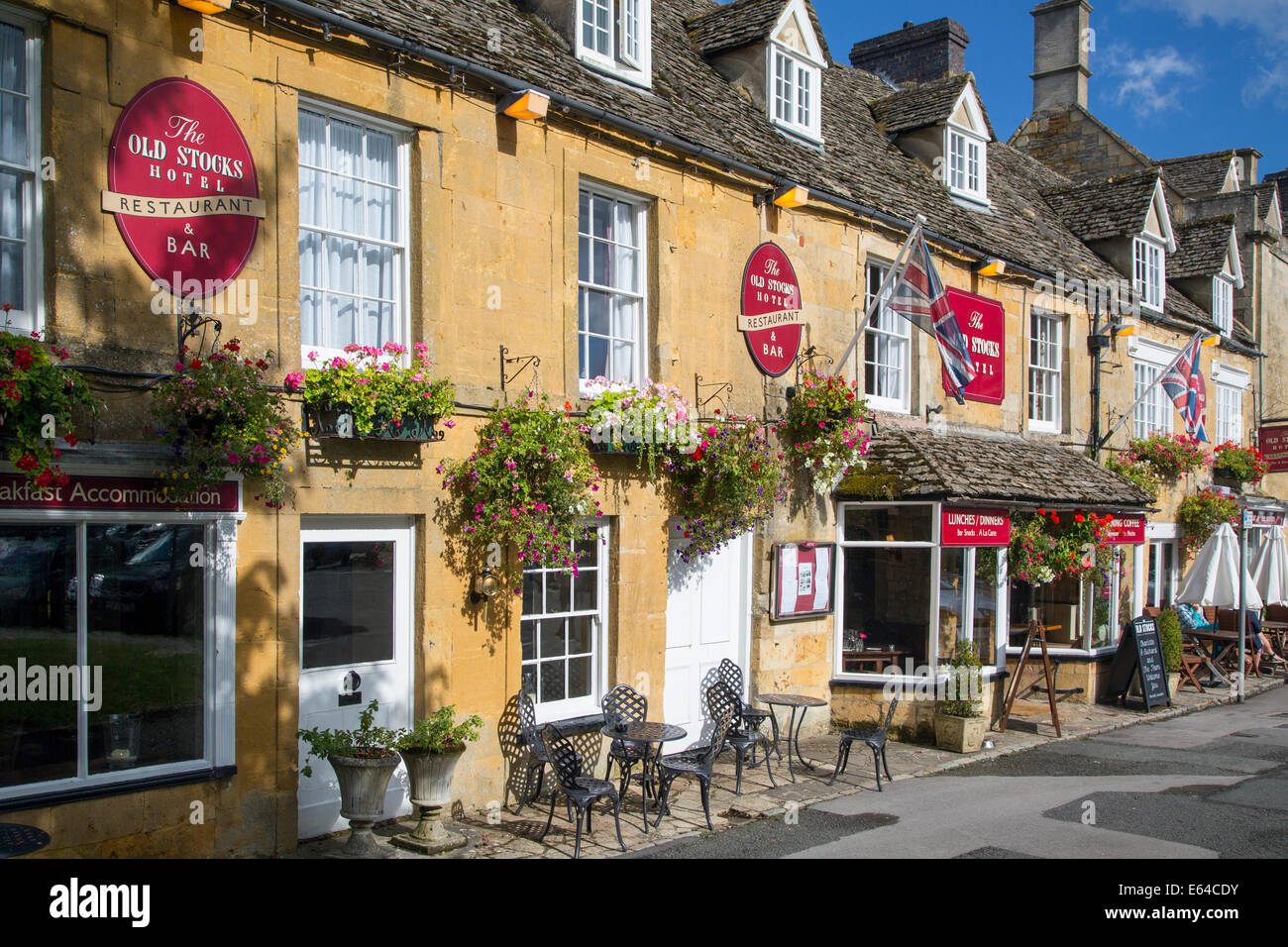 Tiendas y cafés en Stow-on-the-Wold, los Cotswolds, Gloucestershire, Inglaterra Foto de stock