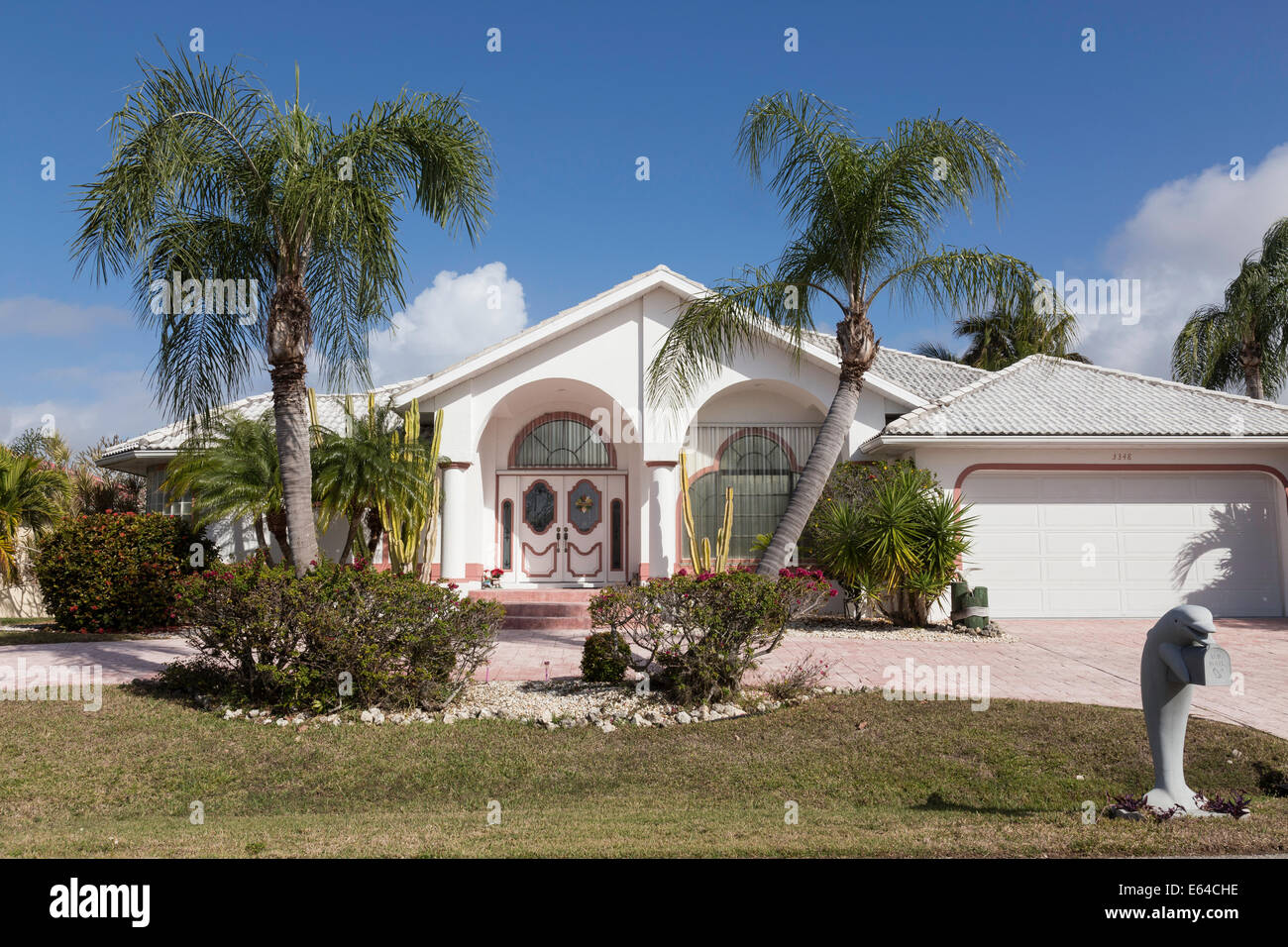 Delante del upscale Florida casa suburbana con palmeras, FL, EE.UU. Foto de stock