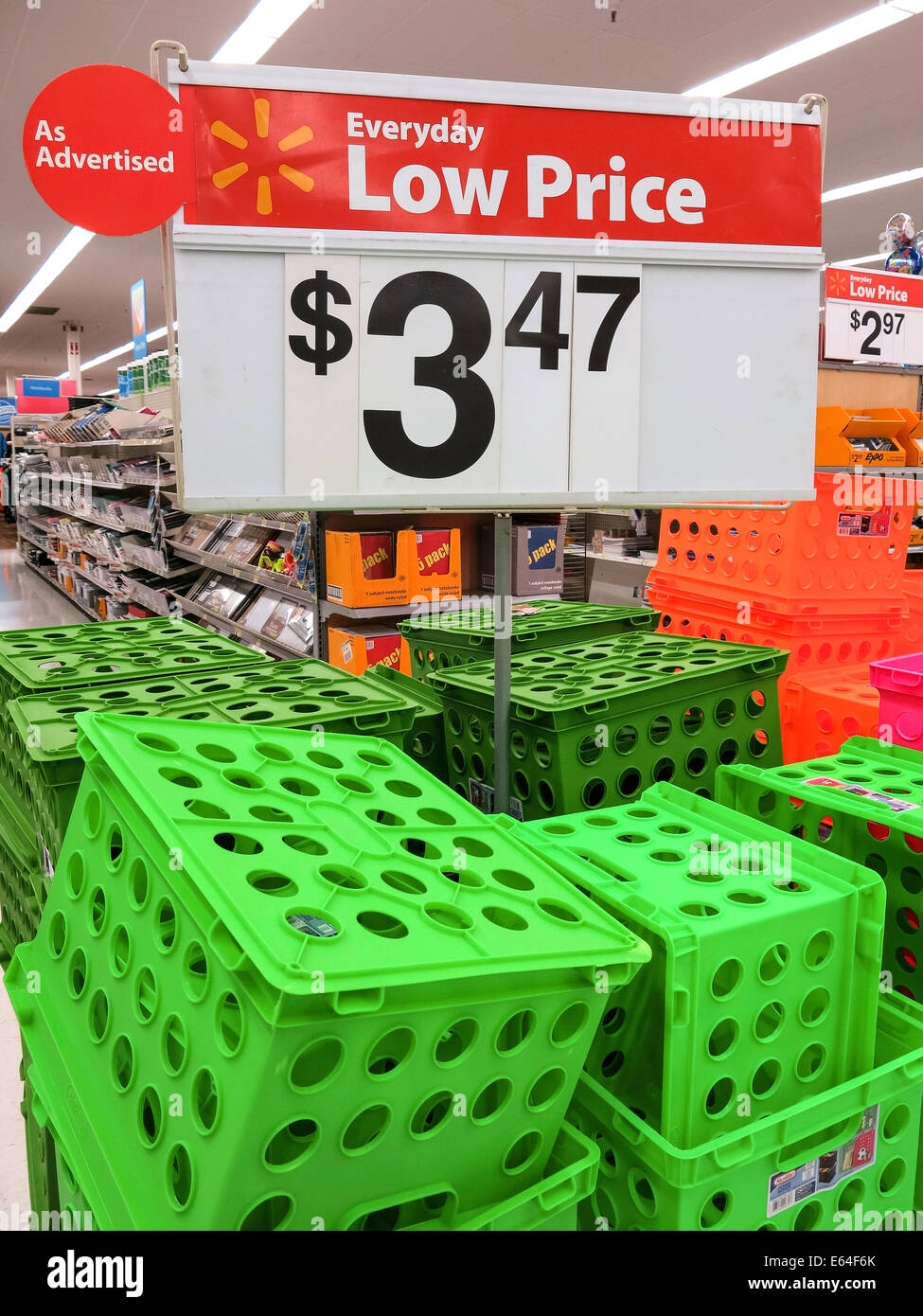 Cajas de almacenamiento de plástico verde en especial, Walmart Descuento  Department Store, EE.UU Fotografía de stock - Alamy