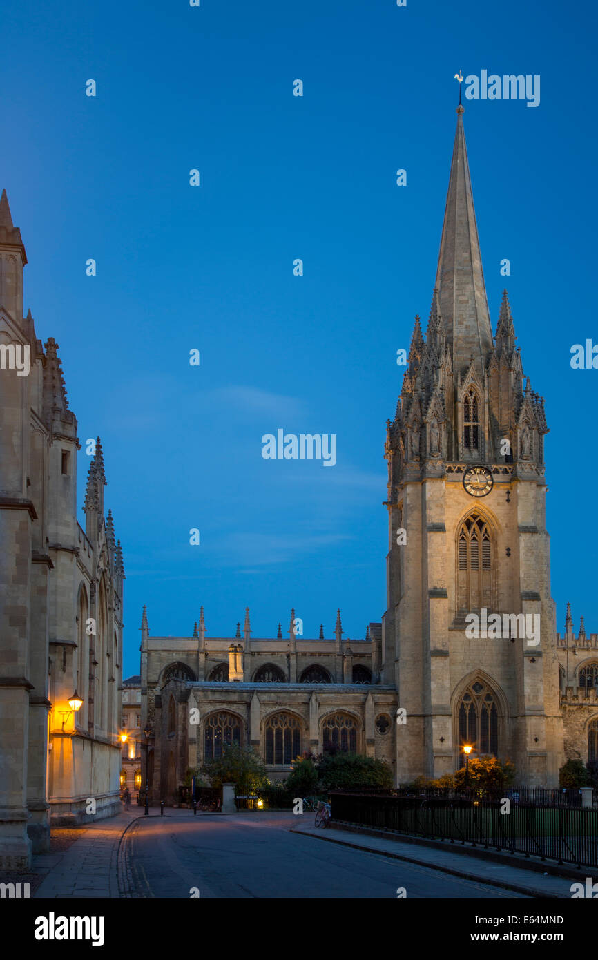 Crepúsculo en la Iglesia de la Universidad de Santa María la Virgen, Oxford, Oxford, Inglaterra Foto de stock