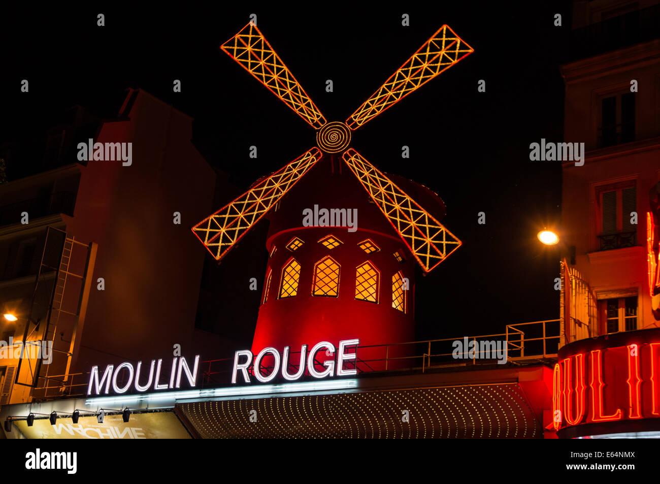 El Moulin Rouge por la noche en París, Francia Foto de stock