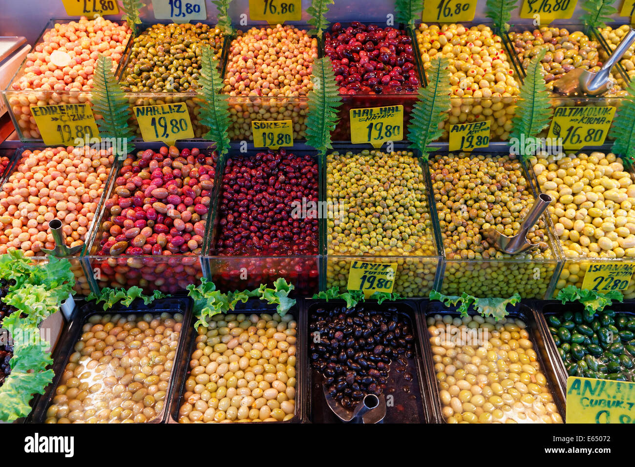 Diferentes variedades de aceitunas a la venta en un mercado Kadiköy se atasque en el lado asiático de Estambul, Turquía Foto de stock