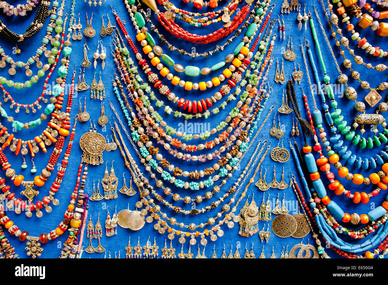 Visualización de varios collares y aretes con perlas de vidrio y  tradicionales patrones árabe y bereber Fotografía de stock - Alamy