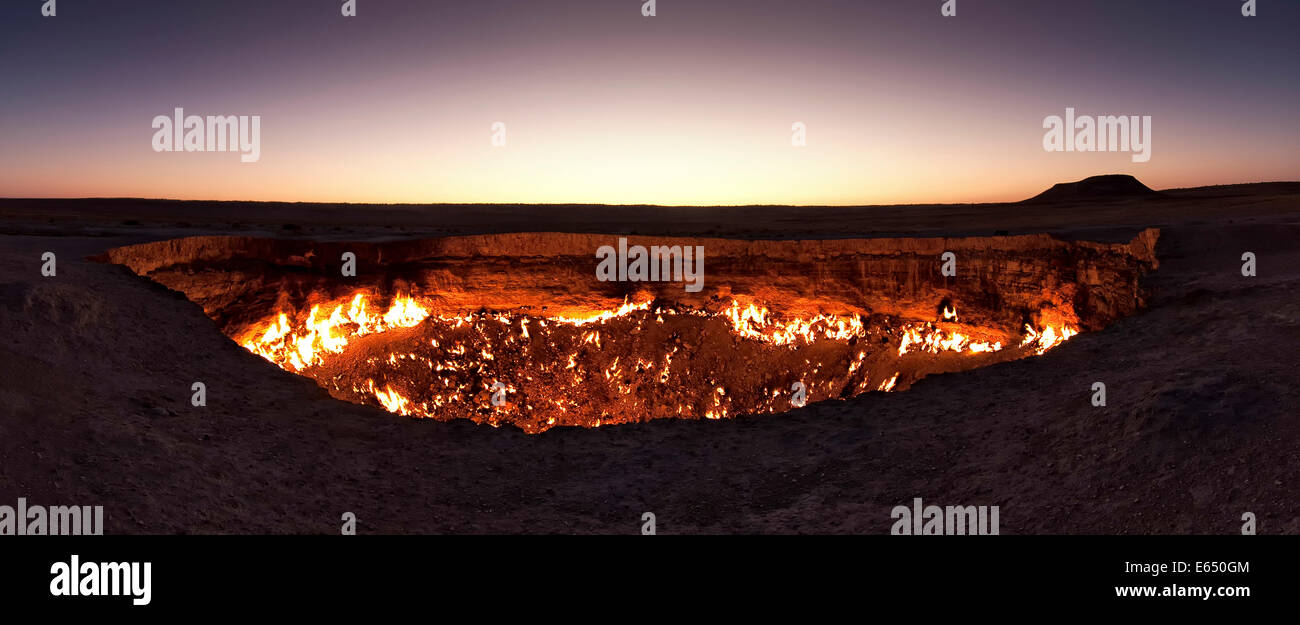 El fuego del cráter, el cráter de gas, "Puerta al Infierno", Derweze Darvaza cráter o Darvaza, el desierto de Karakum, provincia de Daşoguz, Turkmenistán Foto de stock