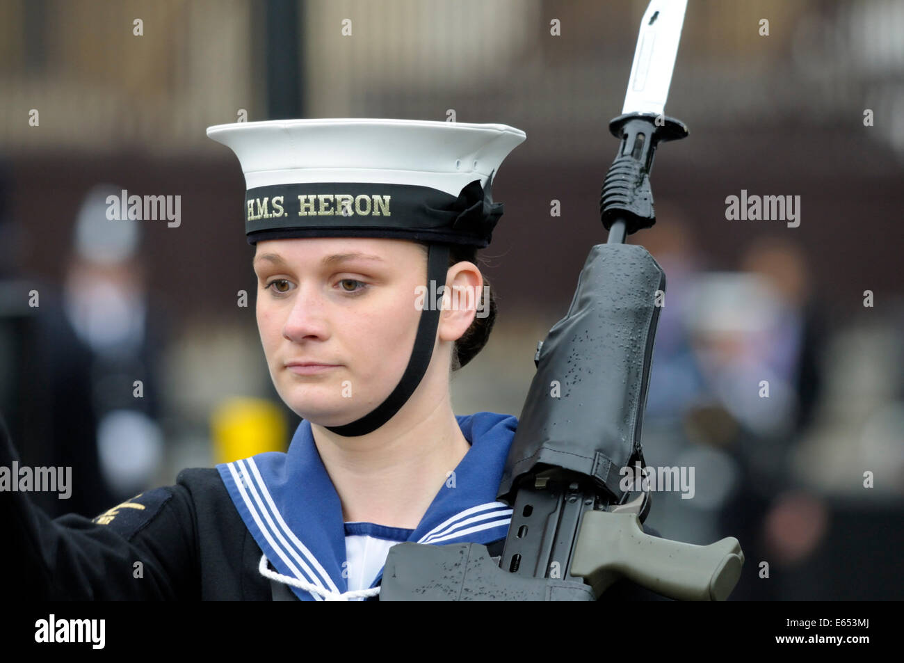 Londres, Inglaterra, Reino Unido. Ceremonia de apertura del Parlamento, el 4 de junio de 2014 - hembra marinero armado Foto de stock