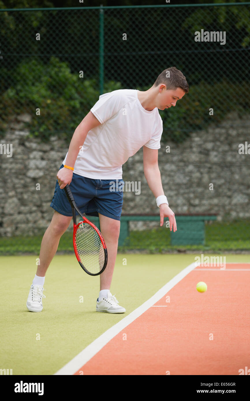 Joven Jugador de tenis acerca de servir Foto de stock