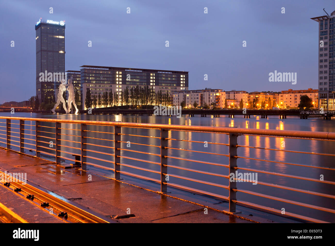 Hombre molécula escultura sobre el río Spree en frente de la Treptowers en Berlín, Alemania, Europa Foto de stock