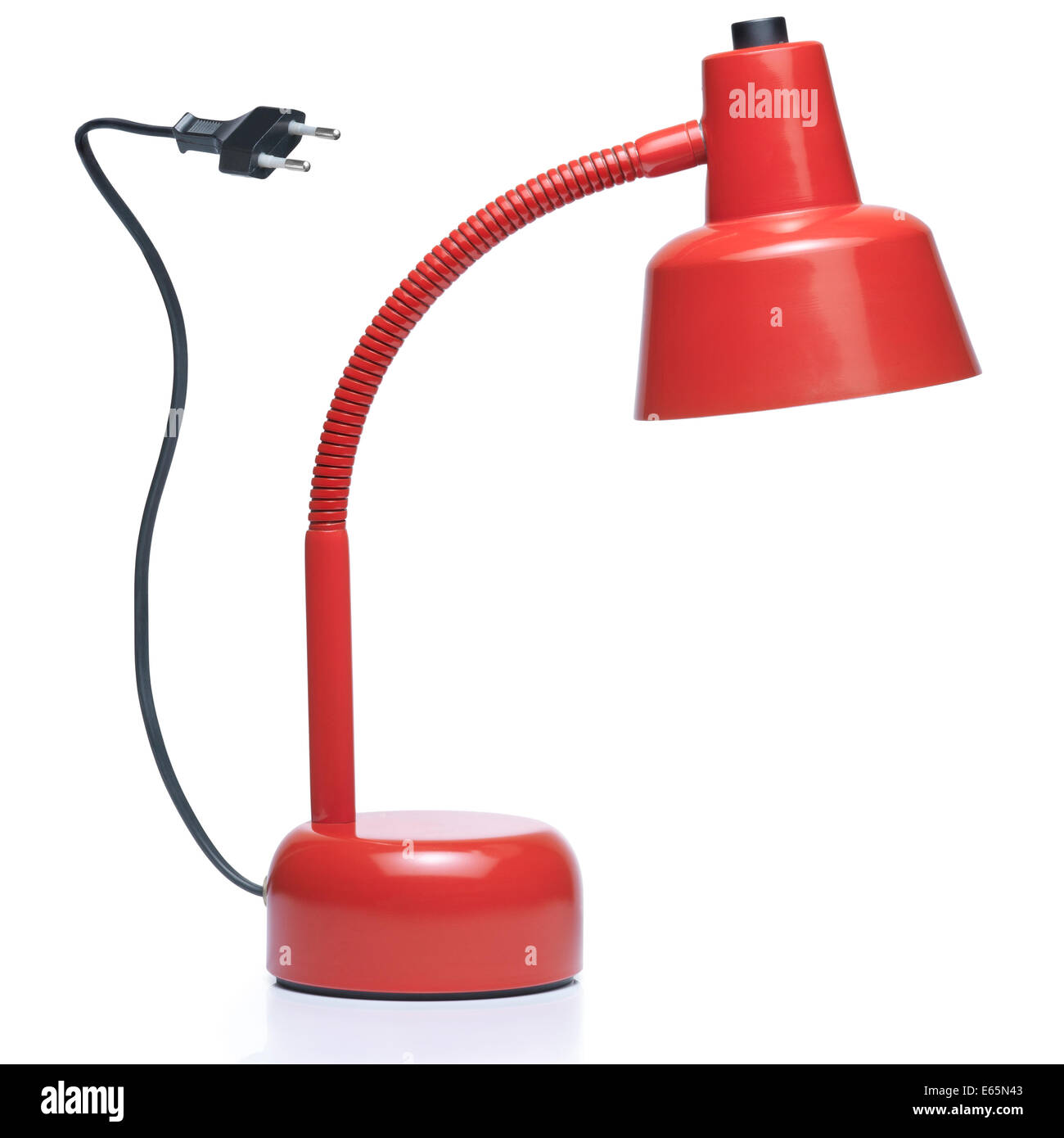 Lámpara de escritorio de color rojo con enchufe eléctrico. Trazado de recorte Foto de stock