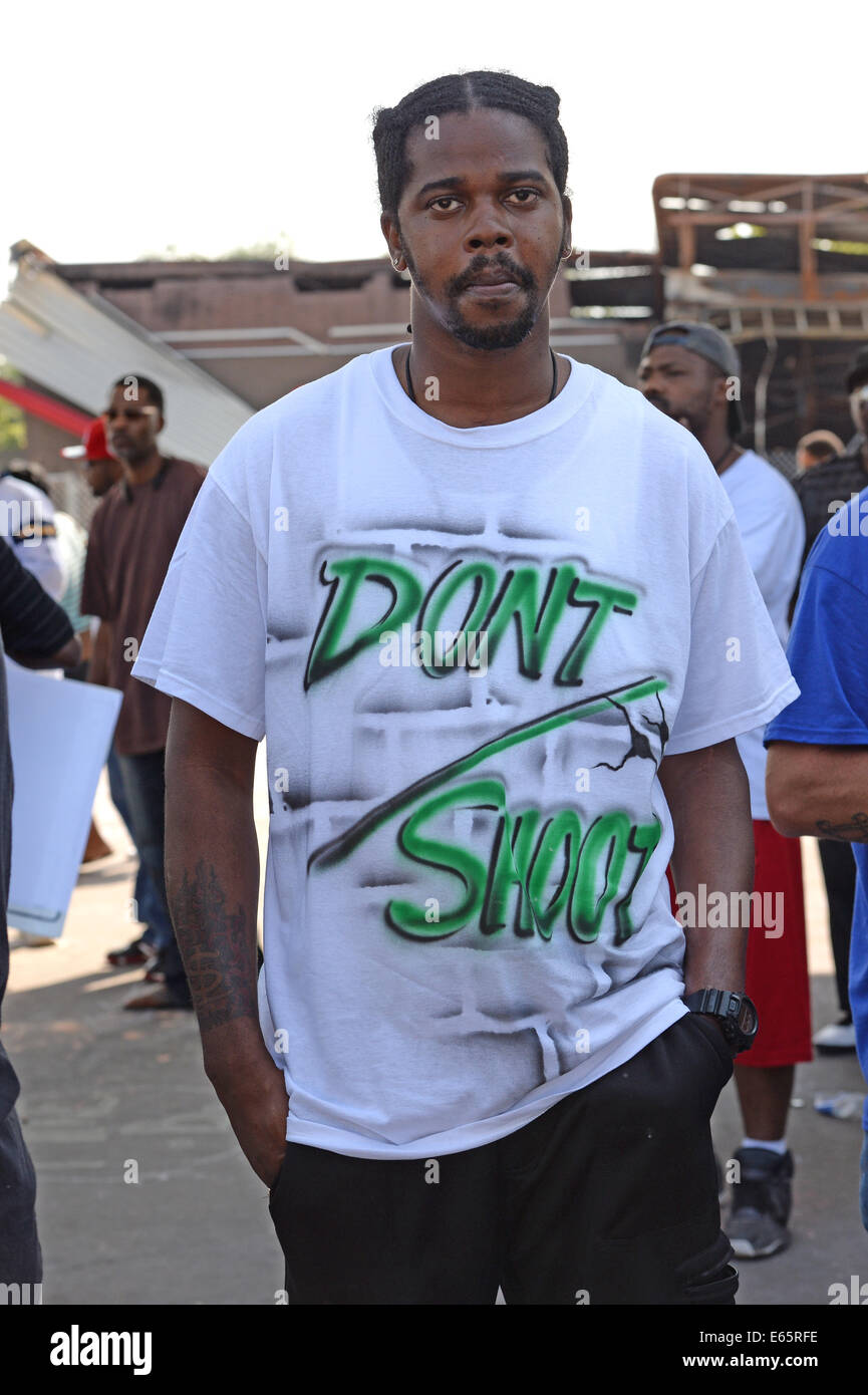 Ferguson, Missouri, Estados Unidos. 15 Aug, 2014. El hombre en el sitio de la destruida Viaje Rápido vistiendo la camiseta con mensaje de protesta luego de que el jefe de la policía de Jackson Thomas versión del nombre del funcionario que disparó Michael Brown. Crédito: Gino's Premium Images/Alamy Live News Foto de stock