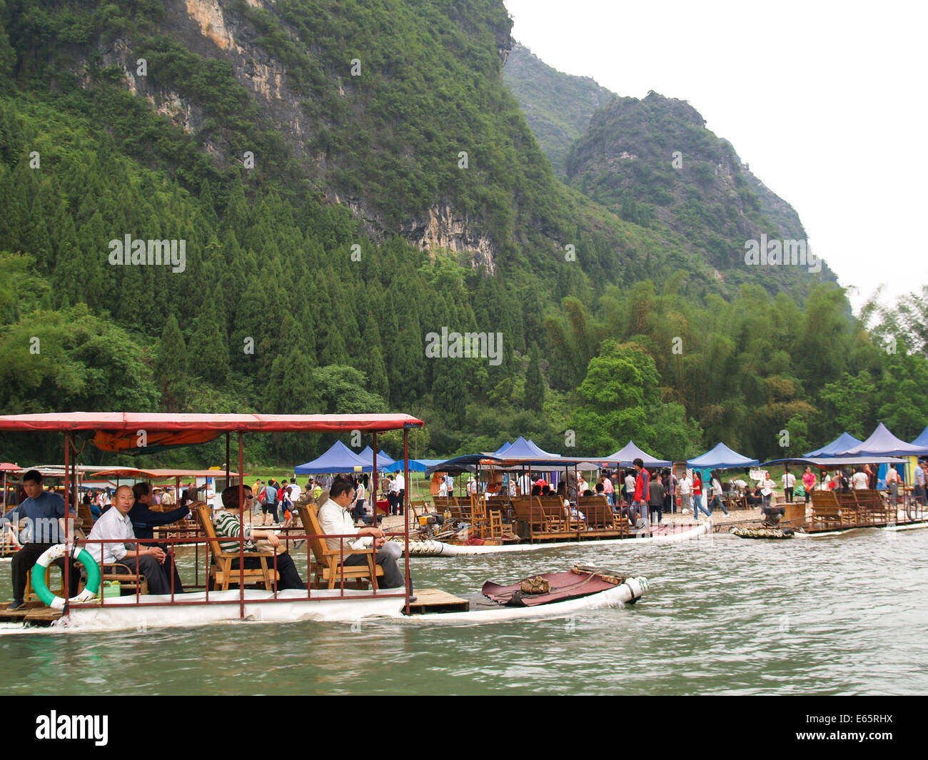 Comidas Los barcos turísticos en Guilin Lir Río China Foto de stock