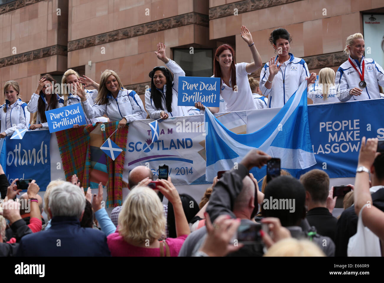 Glasgow, Escocia, Reino Unido, viernes 15th de agosto, 2014. Atletas del equipo de Escocia que participan en un desfile al centro de la ciudad para agradecer al público por su apoyo durante los Juegos de la Commonwealth de Glasgow 2014 Foto de stock
