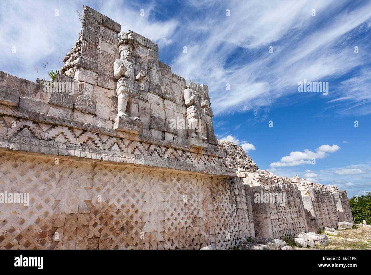 Guerrero estatuas a la ruinas de Kabah en Yucatán, México. Foto de stock