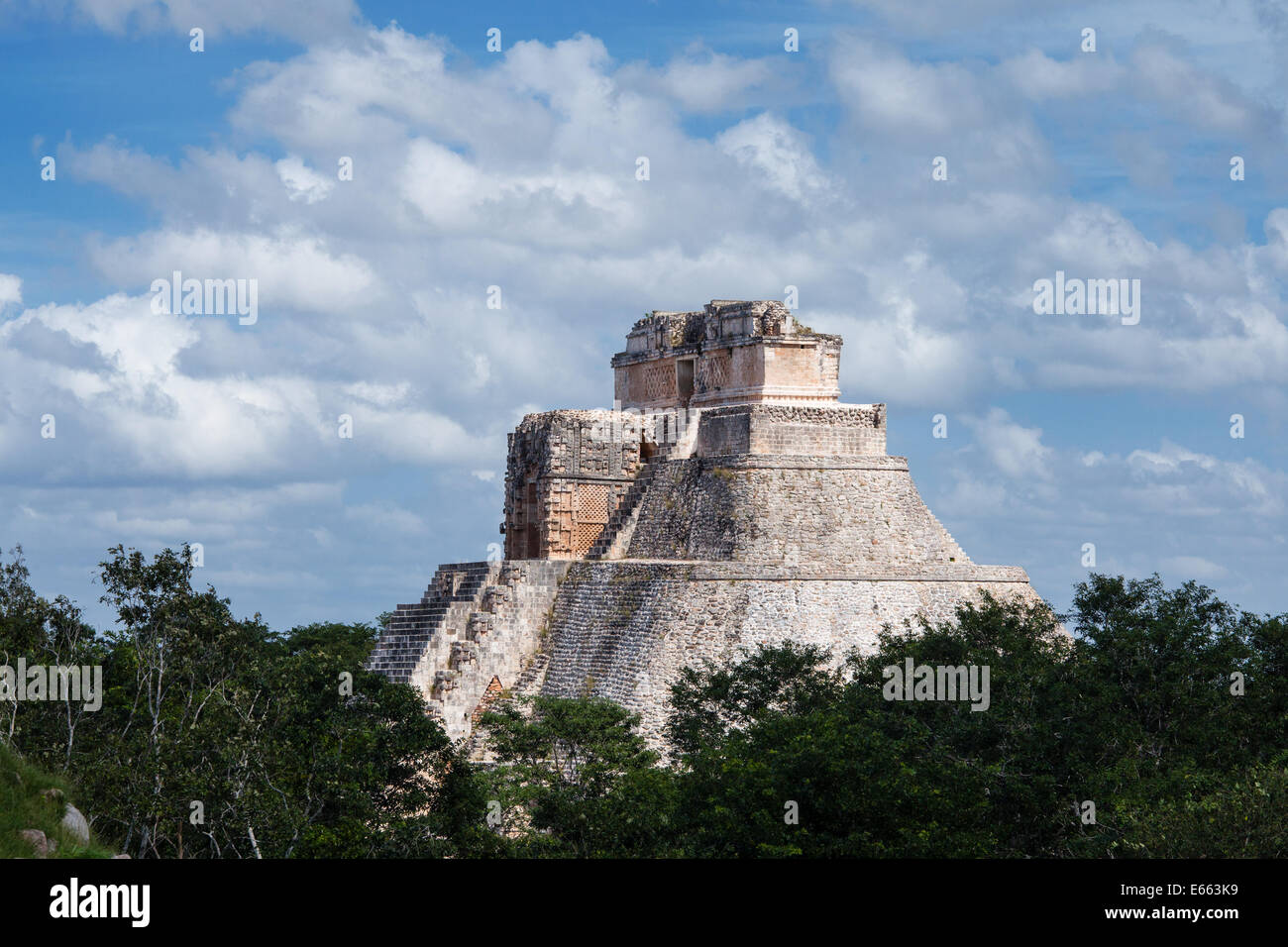 La pirámide del hechicero sube fuera de la selva en Uxmal, Yucatán, México. Foto de stock