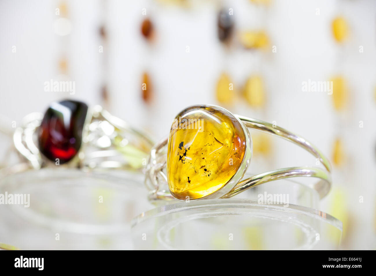 Anillos de color ámbar para la venta en una tienda en el centro histórico  de San Cristóbal de las Casas, Chiapas, México Fotografía de stock - Alamy