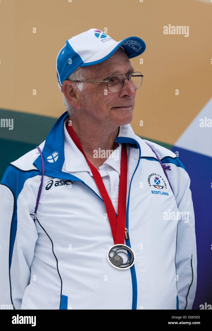 Glasgow, Escocia, Reino Unido. 15 Aug, 2014. Ron McArthur Juegos Commonwealth medallista de plata en juegos de bolos - Para-Sport B2-B3 pares mixtos (Director Robert Conway) en George Square, al final del desfile para saludar a equipo de Escocia después de Glasgow 2014 - un evento asistieron Clyde-siders, ciudad anfitriona de voluntarios, y a las familias de los atletas. Foto de stock
