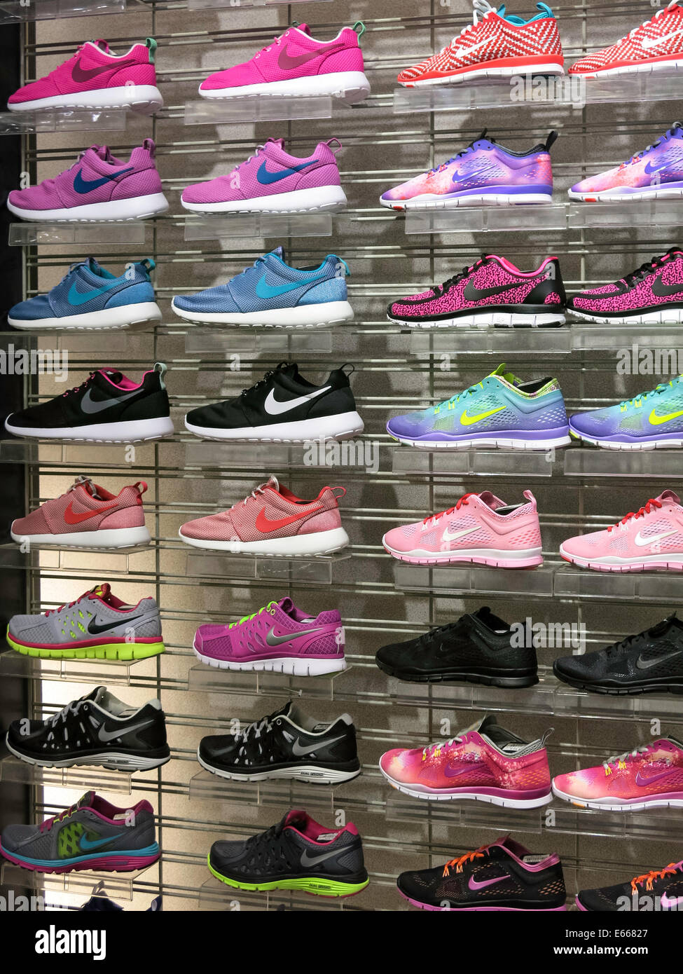 Torrente préstamo conductor Calzado deportivo Nike, Champs Sports en el Holiday Village Mall, Great  Falls, MT, ESTADOS UNIDOS Fotografía de stock - Alamy