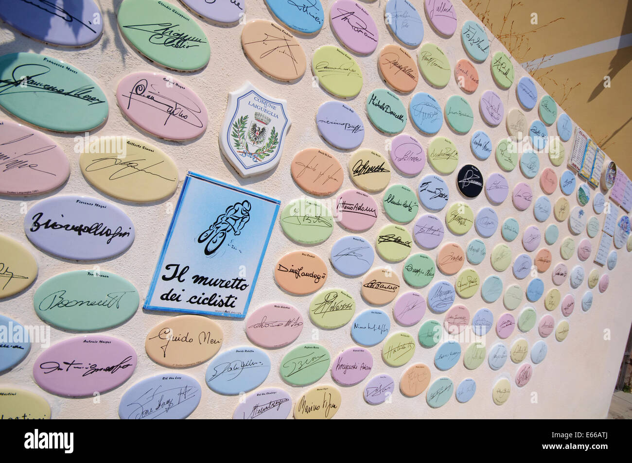 Italia, Liguria, Laigueglia, Il Muretto dei Ciclisti, Ciclismo pared de la Fama. Foto de stock