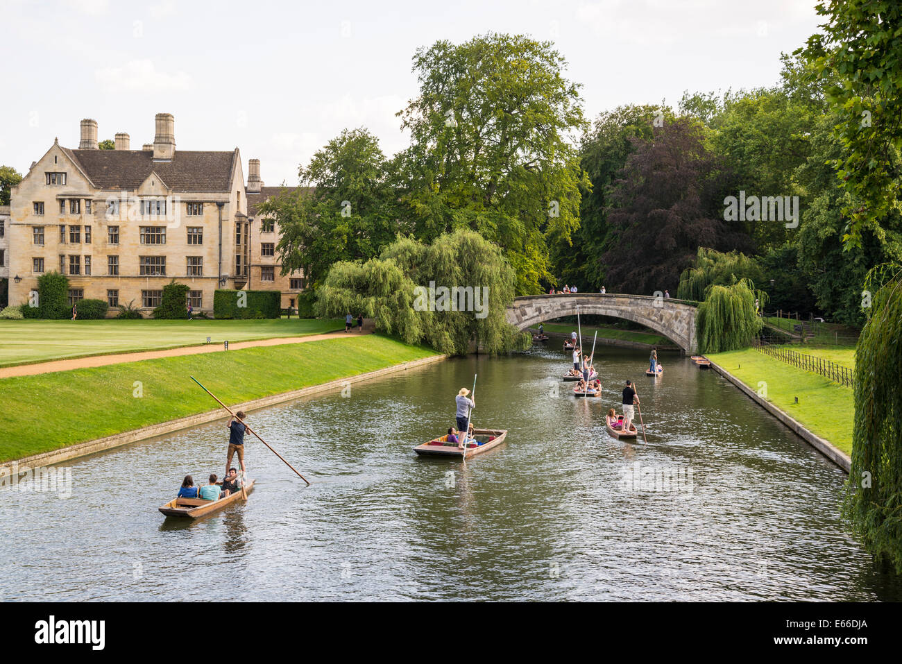 Navegar por el río Cam, Cambridge, Inglaterra, Reino Unido. Foto de stock