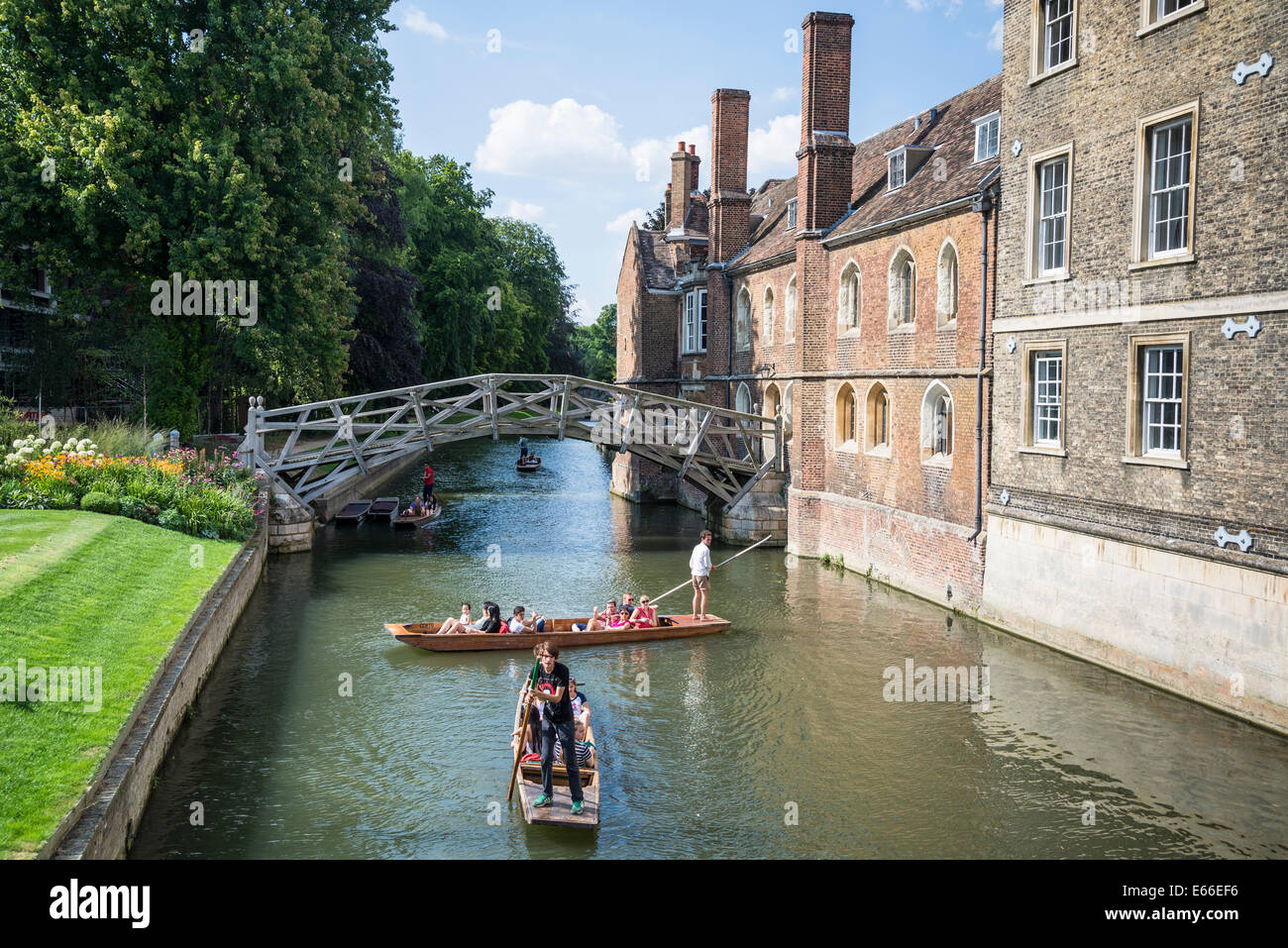 Puente Matemático y punts del río Cam, Cambridge, Inglaterra, Reino Unido. Foto de stock