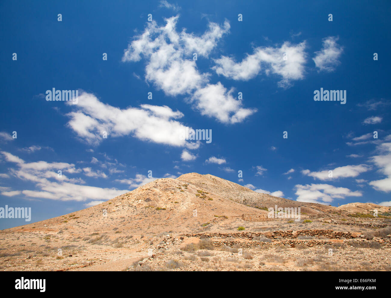 Tindaya, la montaña sagrada de los habitantes aborígenes de la isla de Fuerteventura Fotografía Tindaya, la montaña sagrada de los habitantes aborígenes de la isla de Fuerteventura Fotografía