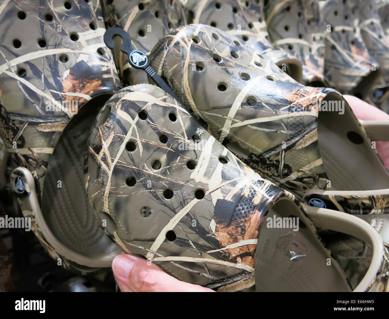 Camo Crocs Cabela's, la Tienda de Artículos Deportivos en Missoula, Montana,  EE.UU Fotografía de stock - Alamy