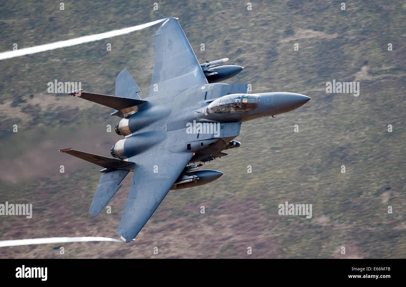 El F-15E Strike Eagle es un estadounidense de ataque a tierra de todo tiempo strike fighter. volando hacia el norte de Gales bajo nivel Foto de stock