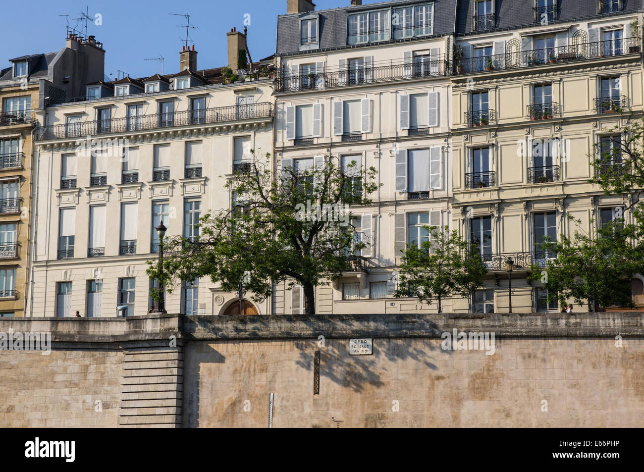 Edificios históricos vistos desde el río Sena en París, Francia Foto de stock
