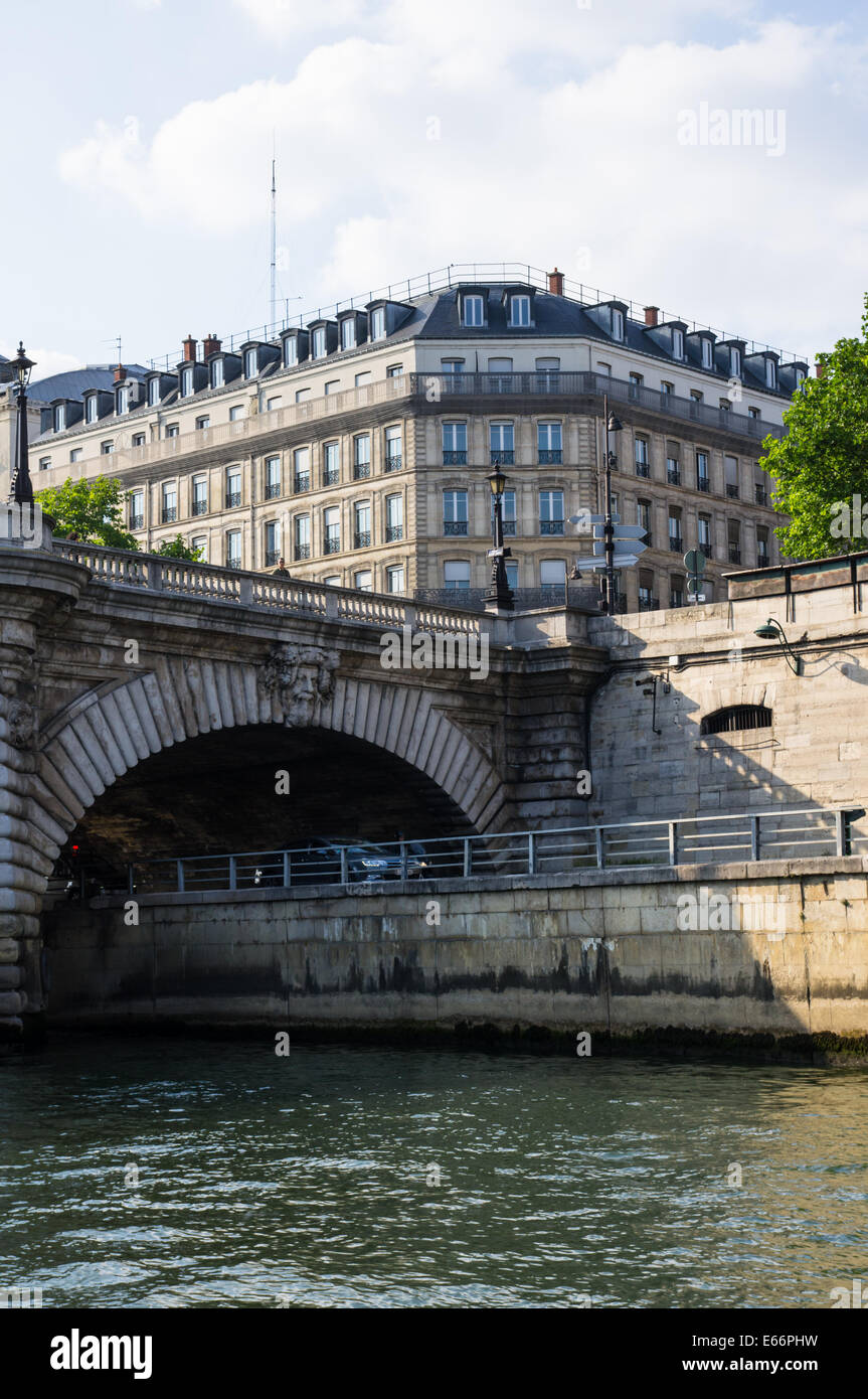 Edificios históricos vistos desde el río Sena en París, Francia Foto de stock