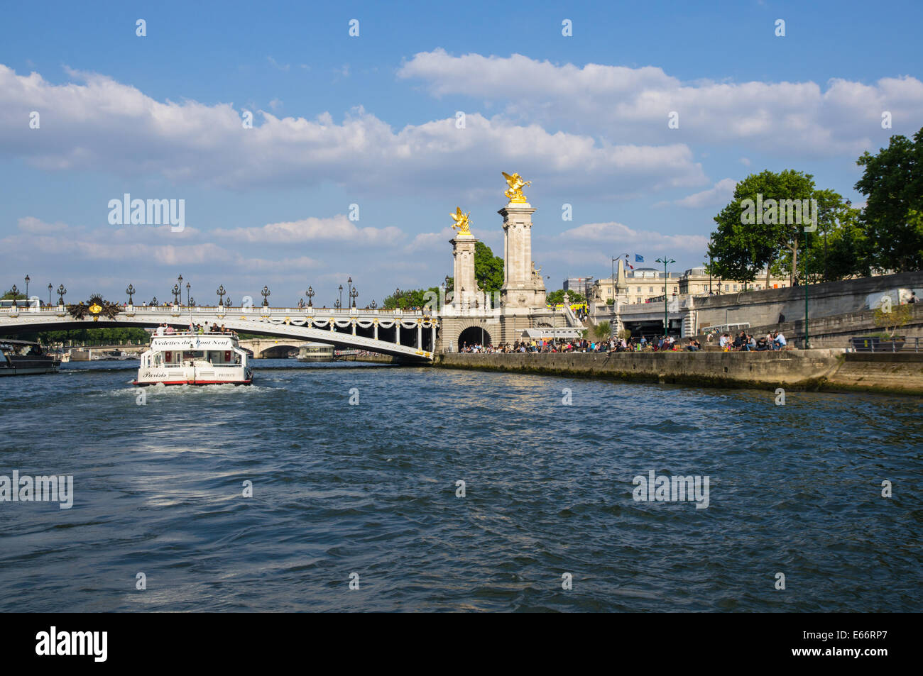 Puente Puente Alexandre III visto desde el río Sena en París, Francia Foto de stock