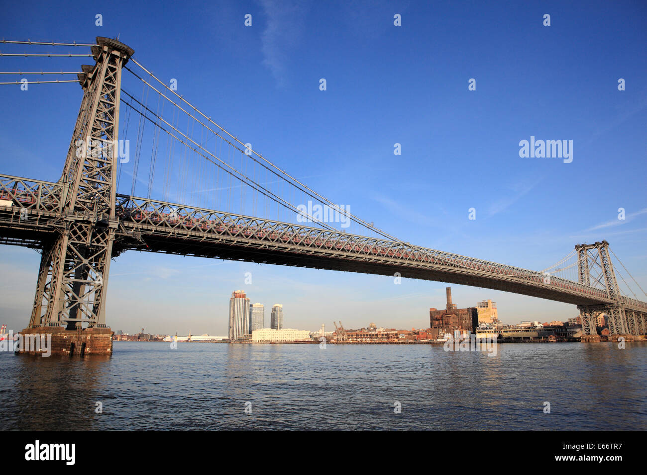 Puente Williamsburg y Domino's sugar factory Fotografía de stock Alamy