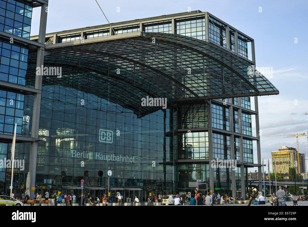 Entrada de la estación central de ferrocarril de Berlín. Vista desde la Plaza Washington (Washington Platz). Foto de stock
