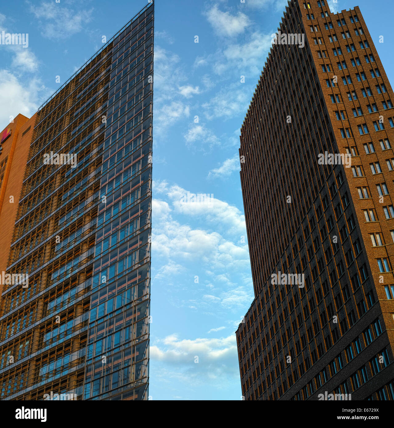 Los rascacielos en Potsdamer Platz, Berlín. A la izquierda el Renzo Piano Building y a la derecha el Kollhoff-Tower. Foto de stock
