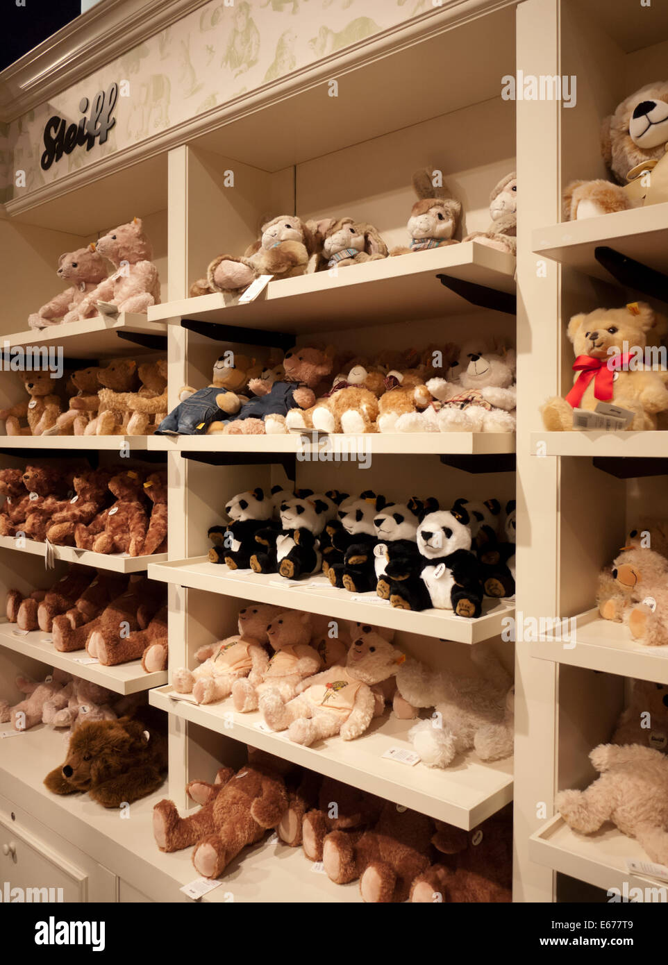 Los osos de peluche en la famosa tienda de juguetes Hamleys, Londres, Reino  Unido Fotografía de stock - Alamy
