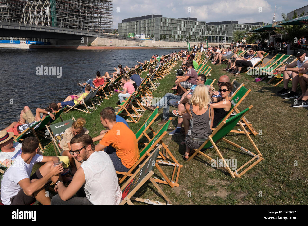Concurrido café y bar al aire libre junto al río Spree en Berlín, Alemania Foto de stock