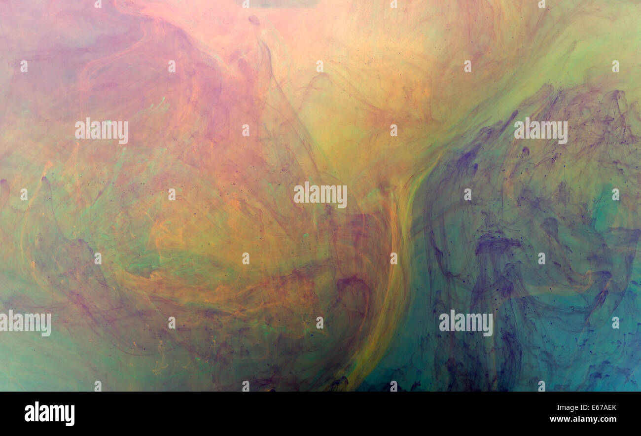 Fotografía que muestra cadenas de color flotante en el ambiente subacuático Foto de stock
