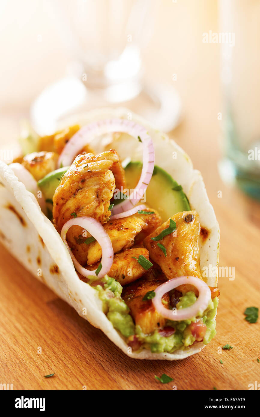 Mexicana taco de pollo con aguacate y cebolla Fotografía de stock Alamy